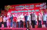 ມອບ​ຂອງ​ຂວັນ​ບຸນ​ເຕັດ​ໃຫ້​ແກ່​ພໍ່​ແມ່​ປະ​ຊາ​ຊົນ​ຊາວ​ຫວຽດ​ນາມ ອາ​ໄສ​ຢູ່​ລາວ