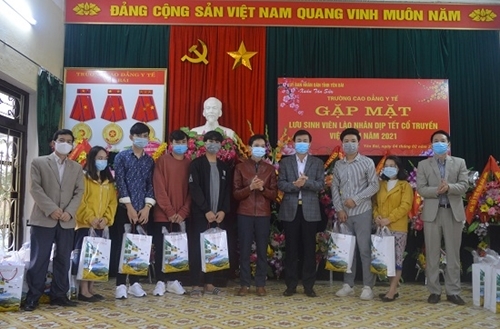 ການນ າແຂວງອຽນບາຍ ໄດ ໄປຢ ຽມຢາມ ມອບຂອງຂວ ນ ອວຍພອນປ ໃໝ ນ ກສ ກສາລາວ ຢ ວ ທະຍາໄລການແພດອຽນບາຍ