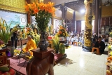 ປະຊາຄົມຊາວຫວຽດນາມ ອາໄສຢູ່ນະຄອນຫຼວງວຽງຈັນ ເຂົ້າຮ່ວມພິທີພາວະນາຂໍ້ໃຫ້ປະເທດຊາດມີຄວາມສະຫງົບ, ປະຊາຊົນຢູ່ເຢັນເປັນສຸກ
