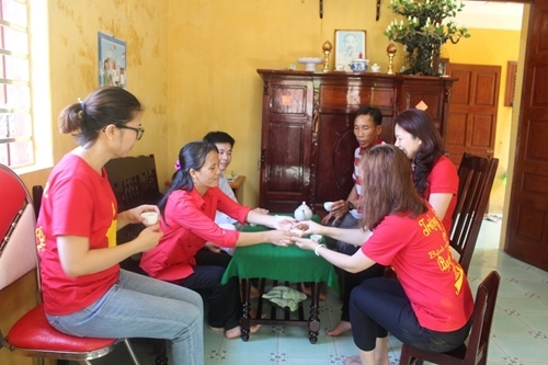 ຄວາມຮັກແພງແຂກຂອງບັນດາຄອບຄົວຢູ່ເກາະຊິງໂຕ່ນ. ພາບ: ແມ້ງຮຸ່ງ.