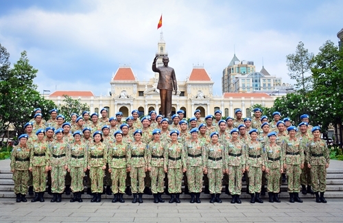 ພະນ ກງານ ພາລະກອນໂຮງໝ ກາງສະໜາມຂ ນ 2 ເລກ 3 ກຽມພ ອມທ ຈະເດ ນທາງໄປປະຕ ບ ດໜ າທ ເຂ າຮ ວມການເຄ ອນໄຫວຮ ກສາສ ນຕ ພາບ ສປຊ ຢ ຊ ດ ງໃຕ