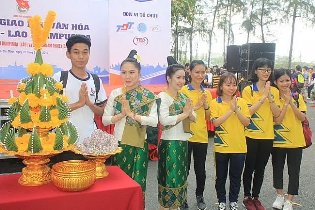 1000 sinh viên tham gia ngày hội giao lưu văn hóa Việt Nam - Lào - Campuchia ngay hoi giao luu van hoa viet nam lao campuchia