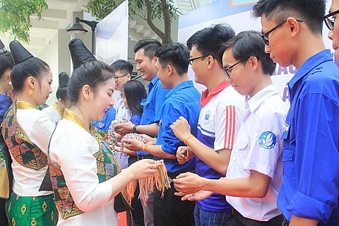 1000 sinh viên tham gia ngày hội giao lưu văn hóa Việt Nam - Lào - Campuchia ngay hoi giao luu van hoa viet nam lao campuchia