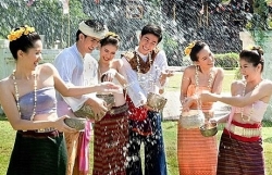 sinh vien lao campuchia don tet am ap tren que huong thu hai