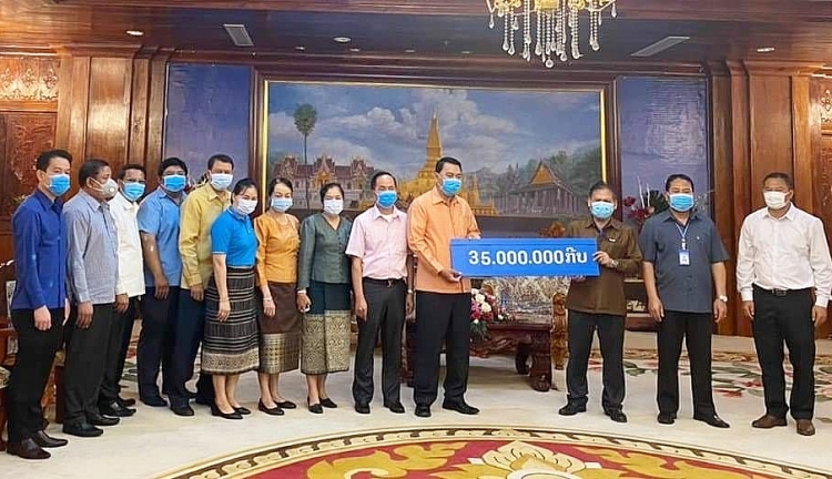 ລາວ ພາກສ ວນຕ າງໆມອບເຄ ອງຊ ວຍເຫ ອເພ ອປ ອງກ ນໂຄວ ດ 19