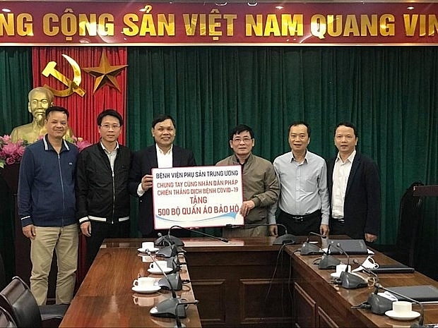 ໂຮງໝ ແມ ສ ນກາງ ມອບຊ ດປ ອງກ ນຕ ານໂລກລະບາດ 500 ຊ ດ ໃຫ ສະມາຄ ມມ ດຕະພາບ ແລະ ການຮ ວມມ ຫວຽດນາມ ຝຣ ງ