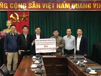 ໂຮງໝໍແມ່ສູນກາງ ມອບຊຸດປ້ອງກັນຕ້ານໂລກລະບາດ 500 ຊຸດ ໃຫ້ສະມາຄົມມິດຕະພາບ ແລະ ການຮ່ວມມື ຫວຽດນາມ - ຝຣັ່ງ