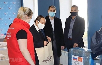 ປະຊາຄົມຊາວຫວຽດນາມຢູ່ Irkutsk ບໍລິຈາກຜ້າອັດປາກ  4.000 ອັນ ໃຫ້ແກ່ຂະບວນການອາສາສະໝັກ ຢູ່ ລັດເຊຍ