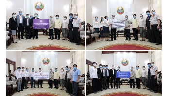 ຫລາຍພາກສ່ວນທັງພາກລັດ ແລະ ເອກກະຊົນ ໄດ້ສືບຕໍ່ປະກອບສ່ວນ ເປັນເງິນສົດ ແລະ ອຸປະກອນ ການແພດຕ່າງໆ ມອບໃຫ້ລັດຖະບານລາວ ເພື່ອຕ້ານການແຜ່ລະບາດ ຂອງເຊື້ອໄວຣັດໂຄວິດ-19