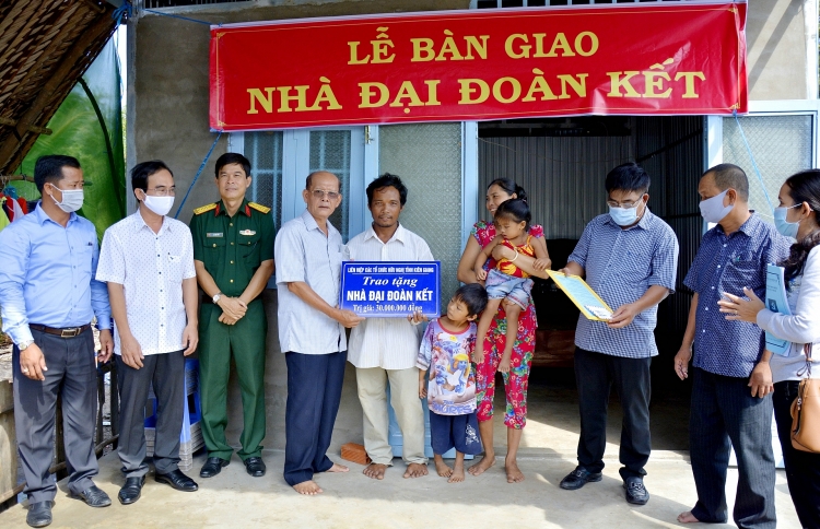 ມອບເຮືອນຫລັງໃໝ່ 3 ຫລັງໃຫ້ແກ່ຜູ້ທຸກຍາກ ມອບເຮ ອນຫລ ງໃໝ 3 ຫລ ງໃຫ ແກ ຜ ທ ກຍາກ