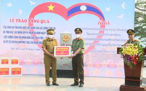 ມອບຂອງຂວ ນໃຫ ແກ ກ າລ ງປ ອງກ ນຄວາມສະຫງ ບ 6 ແຂວງພາກເໜ ອລາວ