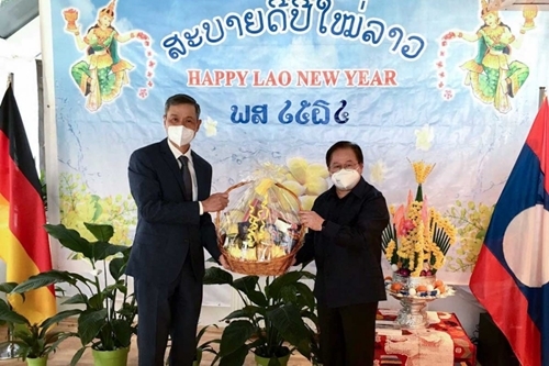 ເອກອັກຄະລັດຖະທູດ ແລະພະນັກງານສະຖານທູດຫວຽດນາມ ປະຈຳ ເຢຍລະມັນ ໄດ້ໄປຍັງສະຖານທູດລາວ ປະຈຳ Berlin ເພື່ອອວຍພອນປີໃໝ່ລາວ