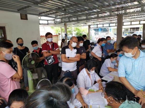 ພໍ່ແມ່ປະຊາຊົນ ທີ່ຈະໄປສັກວັກແຊງ ປ້ອງກັນໂຄວິດ-19 ຄວນໃສ່ຜ້າອັດປາກ ແລະ ຮັກສາໄລຍະຫ່າງ