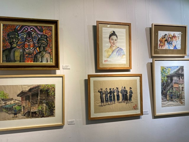 ຈິດຕະກອນ ເລຢຸງເກື່ອງ ກັບປະເທດລາວ