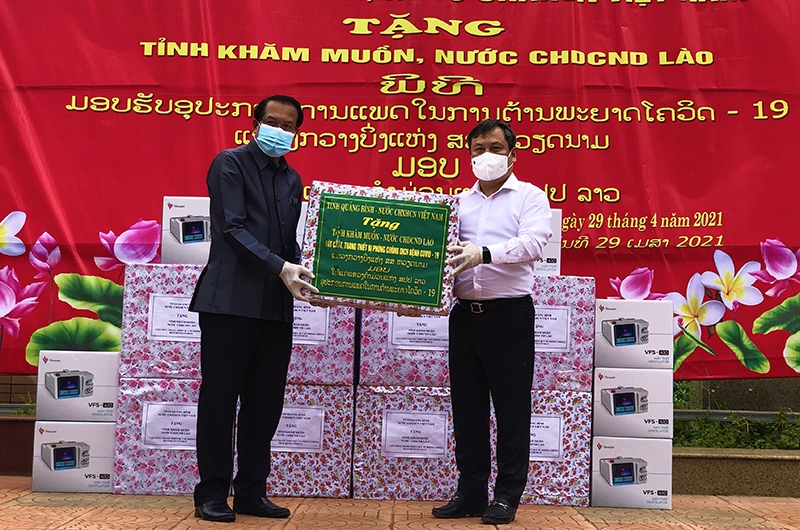 ແຂວງກວ໋າງບິ່ງ ໄດ້ຈັດຕັ້ງພິທີມອບຮັບອຸປະກອນປ້ອງກັນ, ຕ້ານພະຍາດໂຄວິດ-19 ໃຫ້ແຂວງຄໍາມ່ວນ, ລາວ