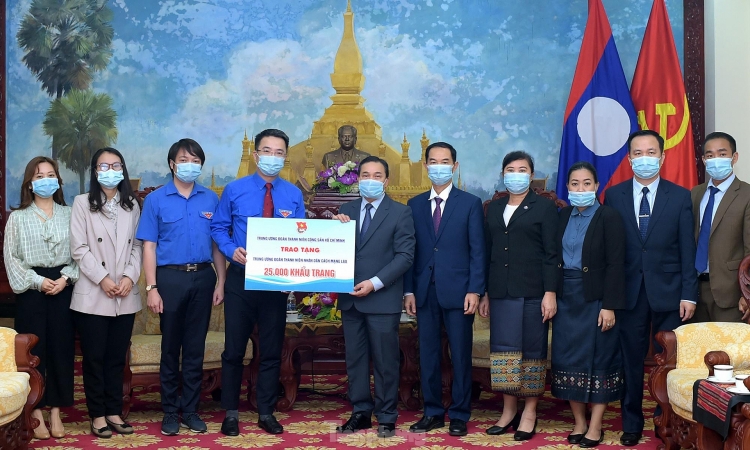 ສູນກາງຄະນະຊາວໜຸ່ມ ຫວຽດນາມ ມອບຜ້າອັດປາກໃຫ້ສູນກາງຄະນະຊາວໜຸ່ມປະຊາຊົນປະຕິວັດລາວ ເພື່ອປະກອບສ່ວນເພີ່ມທະວີຄວາມສາມາດໃນການປ້ອງກັນ, ຕ້ານພະຍາດໂຄວິດ 19