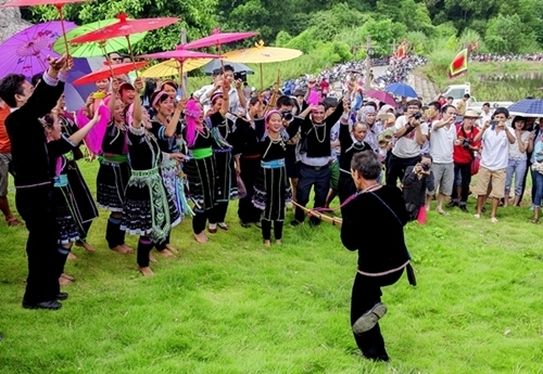 ພໍ່ແມ່ປະຊາຊົນບັນດາເຜົ່າ ສະແດງສິລະປະທີ່ໝູ່ບ້ານວັດທະນະທໍາ-ທ່ອງທ່ຽວບັນດາເຜົ່າຫວຽດນາມ. ພາບ: qdnd.vn.