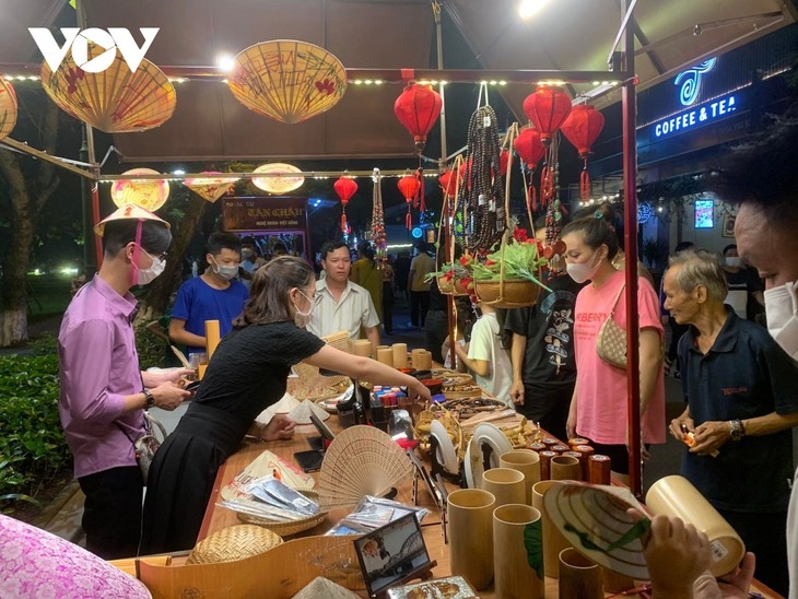 ເປີດຖະໜົນຍ່າງກາງຄືນພະລາຊະວັງ ເຫ້ວ