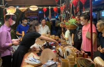 ເປີດຖະໜົນຍ່າງກາງຄືນພະລາຊະວັງ ເຫ້ວ