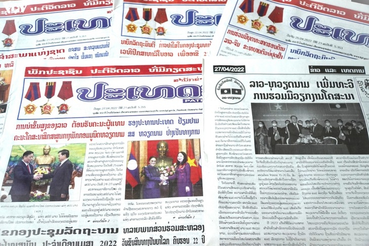 ສື່ມວນຊົນລາວ ລົງຂ່າວຢ່າງໜາແໜ້ນກ່ຽວກັບ ການພົວພັນລະຫວ່າງ ຫວຽດນາມ - ລາວ (ພາບ: VOV) ສື່ມວນຊົນລາວ ລົງຂ່າວຢ່າງໜາແໜ້ນກ່ຽວກັບ ການພົວພັນລະຫວ່າງ ຫວຽດນາມ - ລາວ (ພາບ: VOV)