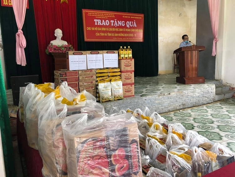 Zhishan ຫວຽດນາມໄດ້ມອບເງິນຈຳນວນ 90 ລ້ານດົ່ງເພື່ອຊ່ວຍເຫຼືອປະຊາຊົນຜູ້ປະສົບຄວາມຫຍຸ້ງຍາກຢູ່ເມືອງ ເກີມຊວຽນ ແລະ ແທກຮ່າ ແຂວງຮ່າຕີ້ງ ສສ.ຫວຽດນາມ zhishan ຫວຽດນາມໄດ ມອບເງ ນຈຳນວນ 90 ລ ານດ ງເພ ອຊ ວຍເຫ ອປະຊາຊ ນຜ ປະສ ບຄວາມຫຍ ງຍາກຢ ເມ ອງ ເກ ມຊວຽນ ແລະ ແທກຮ າ ແຂວງຮ າຕ ງ ສສ ຫວຽດນາມ