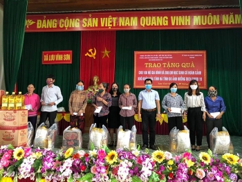 Zhishan ຫວຽດນາມໄດ້ມອບເງິນຈຳນວນ 90 ລ້ານດົ່ງເພື່ອຊ່ວຍເຫຼືອປະຊາຊົນຜູ້ປະສົບຄວາມຫຍຸ້ງຍາກຢູ່ເມືອງ ເກີມຊວຽນ ແລະ ແທກຮ່າ ແຂວງຮ່າຕີ້ງ ສສ.ຫວຽດນາມ
