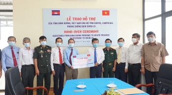ແຂວງບິ່ງເຢືອງໄດ້ມອບເງິນ ຈຳນວນ 1 ຕື້ດົ່ງເພື່ອຊ່ວຍແຂວງ Kratie ກຳປູເຈຍ ຕ້ານພະຍາດ COVID-19