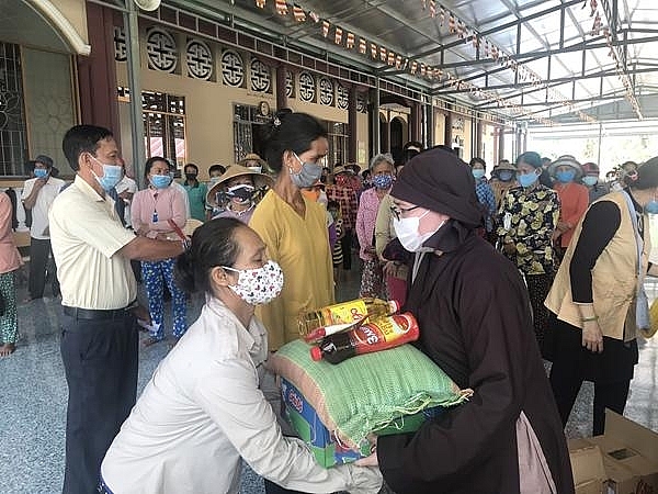 ສະມາຄົມພຸດທະສາສະໜາ ຫວຽດນາມ ປະຈຳ ສ.ເກົາຫຼີ ໄດ້ມອບຂອງຂວັນ 100 ພູດ ໃຫ້ປະຊາຊົນແຂວງຕຽນຢາງ ສະມາຄ ມພ ດທະສາສະໜາ ຫວຽດນາມ ປະຈຳ ສ ເກ າຫ ໄດ ມອບຂອງຂວ ນ 100 ພ ດ ໃຫ ປະຊາຊ ນແຂວງຕຽນຢາງ