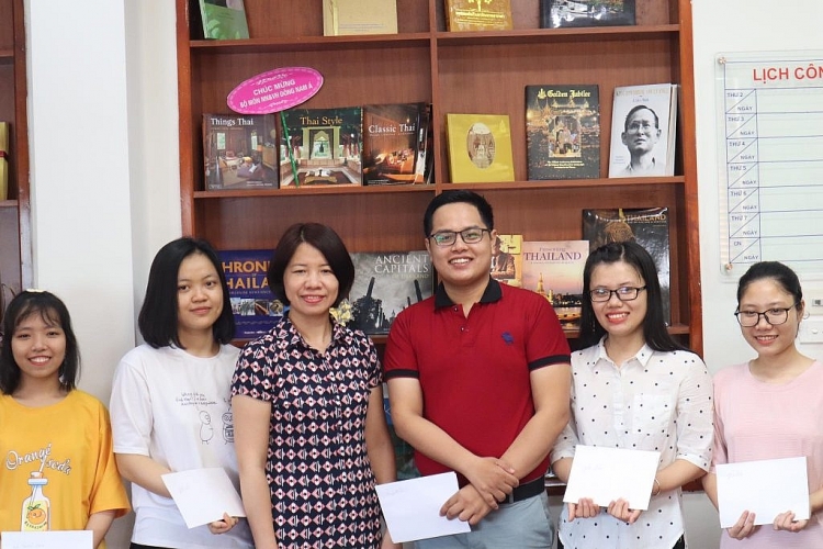 ສະຫ ບຊ ດຮຽນພາສາລາວ ທຳອ ດ ແລະ ການມອບລາງວ ນການແຂ ງຂ ນເວ າພາສາລາວ