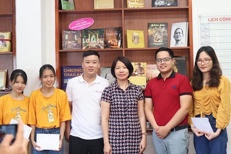 ສະຫ ບຊ ດຮຽນພາສາລາວ ທຳອ ດ ແລະ ການມອບລາງວ ນການແຂ ງຂ ນເວ າພາສາລາວ