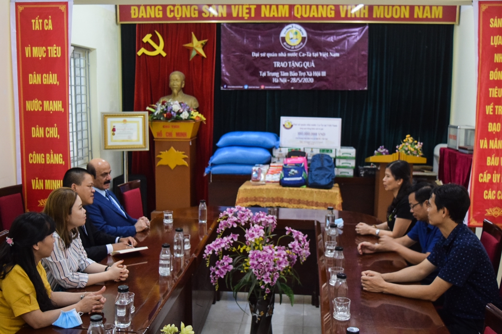 ເອກອ ກຄະລ ດຖະທ ດກາຕາປະຈຳ ຫວຽດນາມ ໄດ ມອບຂອງຂວ ນມ ມ ນຄ າ 100 ລ ານດ ງ ໃຫ ສ ນປ ກປ ອງສ ງຄ ມ 3 ນະຄອນຫ ວງຮ າໂນ ຍ