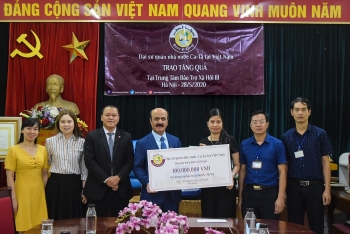 ເອກອັກຄະລັດຖະທູດກາຕາປະຈຳ ຫວຽດນາມ ໄດ້ມອບຂອງຂວັນມີມູນຄ່າ 100 ລ້ານດົ່ງ ໃຫ້ສູນປົກປ້ອງສັງຄົມ 3, ນະຄອນຫຼວງຮ່າໂນ້ຍ
