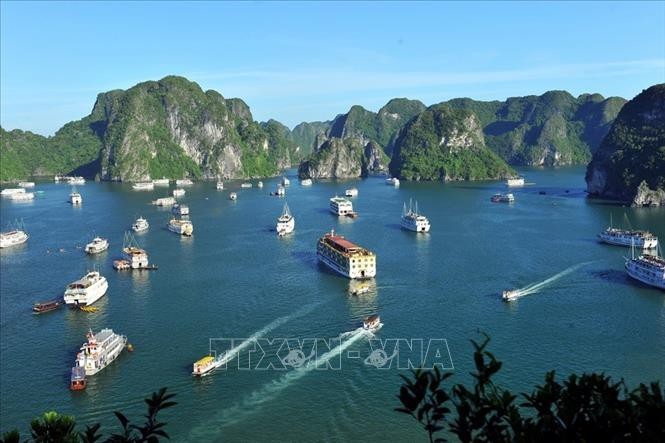 ຄວາມງາມຂອງອ່າວ ຮະລອງ (ພາບ: TTXVN) ຄວາມງາມຂອງອ່າວ ຮະລອງ (ພາບ: TTXVN)
