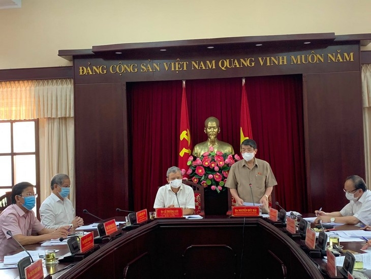 ທ່ານຮອງປະທານສະພາແຫ່ງຊາດ ຫງວຽນດຶກຫາຍ ກວດກາວຽກງານເລືອກຕັ້ງຢູ່ແຂວງເທື່ອທຽນເຫ້ວ