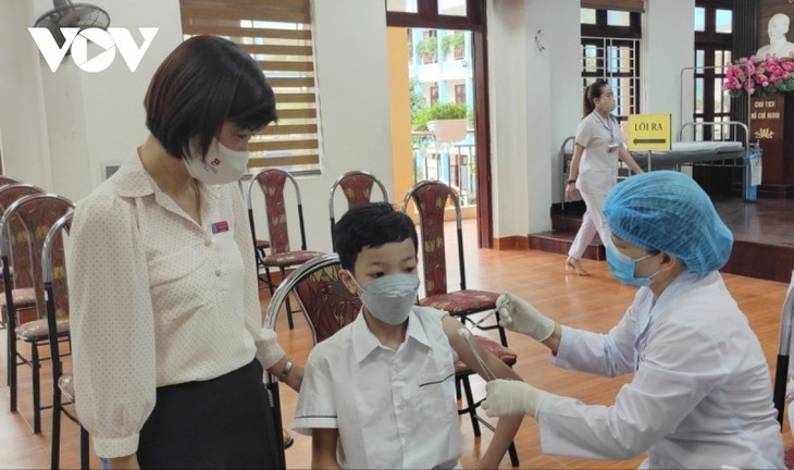 ສັກຢາໃຫ້ເດັກຢູ່ນະຄອນ ຫາຍຟອງ (ພາບ: vov) ສັກຢາໃຫ້ເດັກຢູ່ນະຄອນ ຫາຍຟອງ (ພາບ: vov)