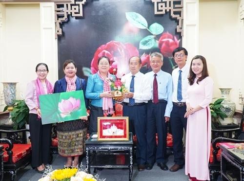 ການນໍາແຂວງດົ່ງທາບ ຖ່າຍຮູບເປັນທີ່ລະນຶກກັບຫົວໜ້າສະຖານກົງສູນໃຫຍ່ລາວ ປະຈຳ ນະຄອນໂຮ່ຈີມິນ. ພາບ: baodongthap.vn ການນໍາແຂວງດົ່ງທາບ ຖ່າຍຮູບເປັນທີ່ລະນຶກກັບຫົວໜ້າສະຖານກົງສູນໃຫຍ່ລາວ ປະຈຳ ນະຄອນໂຮ່ຈີມິນ. ພາບ: baodongthap.vn