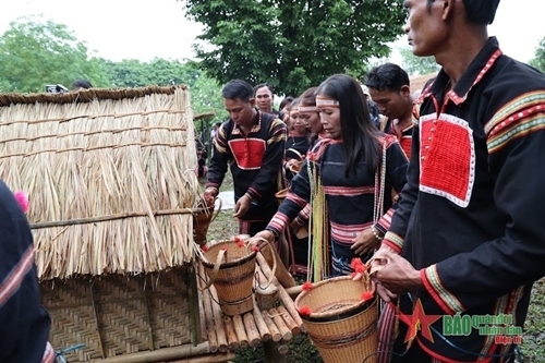 ພິທີແຫ່ຂວັນເຂົ້າກັບມາສາງ. ພາບ: ຝູຮ່າ.