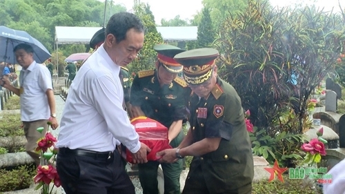 ປົງອັດຖິທະຫານທີ່ເສຍສະຫຼະຊີວິດເພື່ອຊາດ. ພາບ: qdnd.vn. ປົງອັດຖິທະຫານທີ່ເສຍສະຫຼະຊີວິດເພື່ອຊາດ. ພາບ: qdnd.vn.