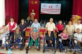 Lawrence S. Ding ມອບລົດເຂັນ ຈຳນວນ 25 ຄັນ ໃຫ້ແກ່ຄົນພິການຢູ່ເມືອງ ຮືງງວຽນ, ແຂວງ ເຫງ້ອານ