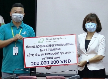 GNI ມອບຜ້າອັດປາກ 20.000 ອັນ ແລະ ອຸປະອນການແພດຫຼາຍຢ່າງໃຫ້ 2 ຕາແສງຂອງເມືອງກວາງບິ່ງ, ແຂວງຮ່າຢາງ