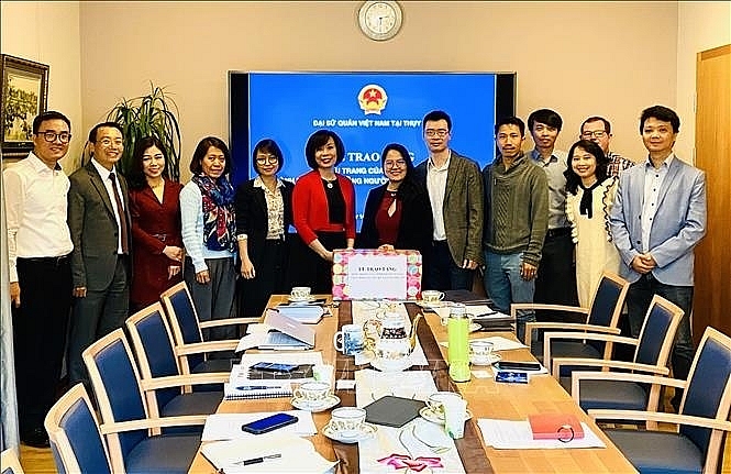 ສະຖານທ ດຫວຽດນາມປະຈຳ ສະວ ດເຊ ແລນ ໄດ ມອບຜ າອ ດປາກ ເພ ອສະໜ ບສະໜ ນ avies ແລະ avys ໃນການປ ອງກ ນ ແລະ ຄວບຄ ມ ພະຍາດ covid 19