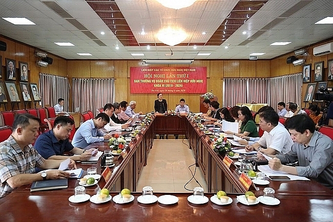 ຮ ບ ປະ ກ ນ ລ ດ ຖະ ກອນ ບ ນ ດາ ລະ ບອບ ນະ ໂຍ ບາຍ ກ ຽວ ກ ບ ພະ ນ ກ ງານ ງ ບ ປະ ມານ ແລ ະ ເງ ອນ ໄຂ ເຮ ດ ວຽກ ຂອງ vufo