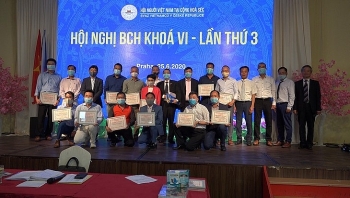 ບັດາໝູ່ຄະນະ ແລະ ບຸກຄົນ ຊາວຫວຽດນາມ ໄດ້ຮັບການສັນລະເສີນ ຢູ່ ສາທາລະນະລັດເຊັກ