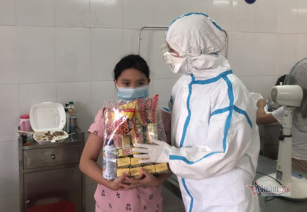 ເບິ່ງແຍງແລະມອບຂອງຂວັນໃຫ້ແກ່ເດັກນ້ອຍໃນເຂດແຍກຕົວ Covid-19 ໃນວັນເດັກນ້ອຍສາກົນ