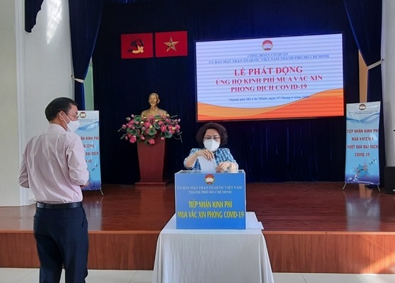 ບັນ​ດາ​ກະ​ຊວງ, ຂະ​ແໜງ​ການ, ຊາວ​ຫວຽດ​ນາມ ອາ​ໄສ​ຢູ່​ຕ່າງ​ປະ​ເທດ ຮ່ວມ​ແຮງ​ຮ່ວ​ມ​ໃຈ​ສະ​ໜັບ​ສະ​ໜູນ​ໃຫ້​ແກ່ກອງ​ທຶນ​ວັກ​ຊິນ​ກັນ​ໂຄວິດ - 19