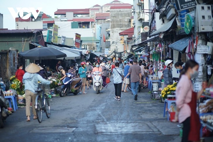 ນັບແຕ່ຮຸ່ງເຊົ້າວັນທີ 14 ມິຖຸນາ ກົງກັບວັນທີ 5 ເດືອນ 5 ໄລ່ຕາມຈັນທະປະຕິທິນ ຢູ່ຕາມເຂດຕະຫຼາດຊຸມຊົນຊາວຮ່າໂນ້ຍໄດ້ຫ້າງຫາກະກຽມຊື້ເຂົ້າເຫຼົ້າໝາກ, ໝາກໄມ້, ບັ້ນຢໍ…ເພື່ອຖະຫວາຍຈູບທູບໄຕ້ທຽນບູຊາປະຕິບັດພິທີ “ຂ້າແມ່ງໄມ້” ກ່ອນທີ່ຈະເລີ່ມຕົ້ນວັນໃໝ່ ນັບແຕ່ຮຸ່ງເຊົ້າວັນທີ 14 ມິຖຸນາ ກົງກັບວັນທີ 5 ເດືອນ 5 ໄລ່ຕາມຈັນທະປະຕິທິນ ຢູ່ຕາມເຂດຕະຫຼາດຊຸມຊົນຊາວຮ່າໂນ້ຍໄດ້ຫ້າງຫາກະກຽມຊື້ເຂົ້າເຫຼົ້າໝາກ, ໝາກໄມ້, ບັ້ນຢໍ…ເພື່ອຖະຫວາຍຈູບທູບໄຕ້ທຽນບູຊາປະຕິບັດພິທີ “ຂ້າແມ່ງໄມ້” ກ່ອນທີ່ຈະເລີ່ມຕົ້ນວັນໃໝ່