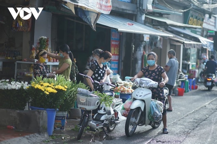ການເຄື່ອນໄຫວຊື້ຂາຍໄດ້ມີຂຶ້ນ ຢ່າງຄຶກຄື້ນ ໃນຍາມເຊົ້າຕູ, ວັນບຸນດວານເງາະ ຂອງ ຊາວຫວຽດນາມ ຖືກດຳເນີນໃນເວລາ 12 ໂມງຕອນທ່ຽງ ຂອງວັນທີ 5 ເດືອນ 5 ໄລ່ຕາມຈັນທະປະຕິທິນແຕ່ລະປີ. ວັນບຸນ ດວານເງາະໝາຍເຖີງວັນ “ຂ້າແມ່ງໄມ້”. ນີ້ກໍ່ແມ່ນວັນປຸກລະດົມການຈັບ ແລະ ຂ້າແມ່ງໄມ້ທີ່ເປັນສັດຕູພຶດທຳລາຍການຜະລິດ ການເຄື່ອນໄຫວຊື້ຂາຍໄດ້ມີຂຶ້ນ ຢ່າງຄຶກຄື້ນ ໃນຍາມເຊົ້າຕູ, ວັນບຸນດວານເງາະ ຂອງ ຊາວຫວຽດນາມ ຖືກດຳເນີນໃນເວລາ 12 ໂມງຕອນທ່ຽງ ຂອງວັນທີ 5 ເດືອນ 5 ໄລ່ຕາມຈັນທະປະຕິທິນແຕ່ລະປີ. ວັນບຸນ ດວານເງາະໝາຍເຖີງວັນ “ຂ້າແມ່ງໄມ້”. ນີ້ກໍ່ແມ່ນວັນປຸກລະດົມການຈັບ ແລະ ຂ້າແມ່ງໄມ້ທີ່ເປັນສັດຕູພຶດທຳລາຍການຜະລິດ