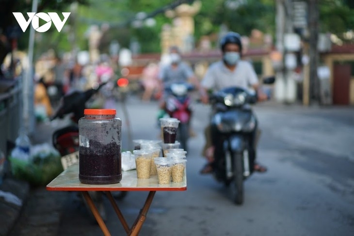 ເຂົ້າເຫຼົ້າໝາກຖືກແບ່ງປັນແຕ່ລະຈົກໜ້ອຍເພື່ອມີການສະດວກໃນການຂາຍ ເຂົ້າເຫຼົ້າໝາກຖືກແບ່ງປັນແຕ່ລະຈົກໜ້ອຍເພື່ອມີການສະດວກໃນການຂາຍ