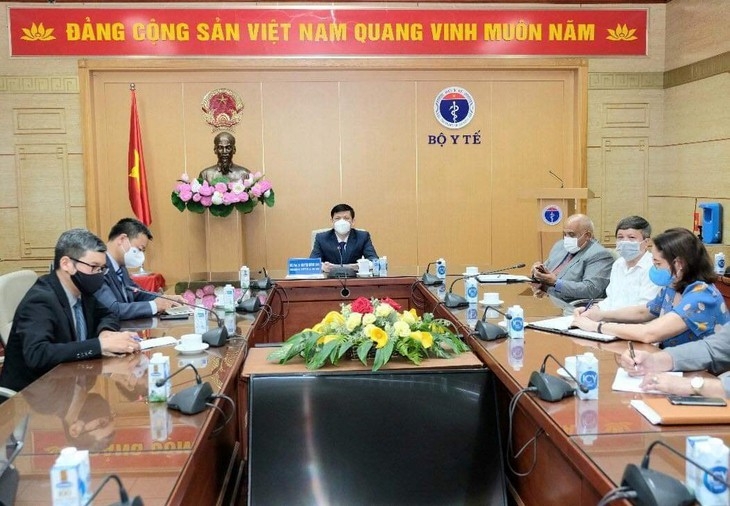 ທ່ານ ລັດຖະມົນຕີກະຊວງສາທາລະນະສຸກ ຫວຽດນາມ ຫງວຽນແທັງລອງ ແລກປ່ຽນທາງອອນລາຍກັບ ທ່ານ ລັດຖະມົນຕີກະຊວງສາທາລະນະສຸກ ກູບາ Jose Angel Portal Miranda (ພາບ: VGP)