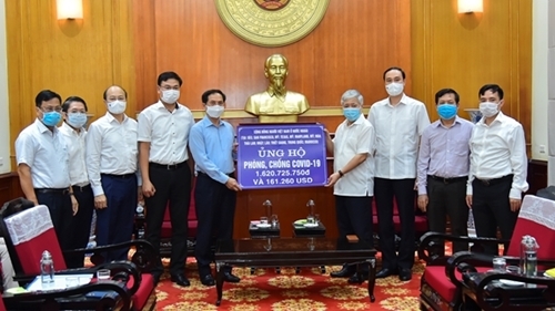 ມອບເງິນຈຳນວນ 6,2 ຕື້ດ່ົງຂອງຊາວຫວຽດນາມ ອາໄສຢູ່ຕ່າງປະເທດທີ່ສະໜັບສະໜູນກອງທຶນວັກຊິນປ້ອງກັນ, ຕ້ານພະຍາດໂຄວິດ-19